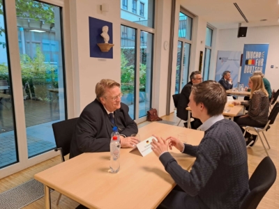 „Speed-Dating: Grenzenlos im Gespräch – Treffen Sie die Vertreter:innen des deutschsprachigen Raums“